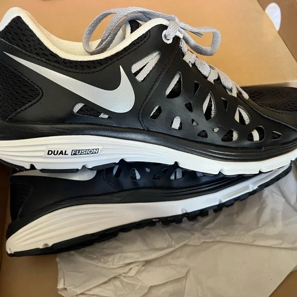 Nike Women’s Black Dual Fusion 2 Running Shoes Size 8 NEW 🔥 - Picture 2 of 8
